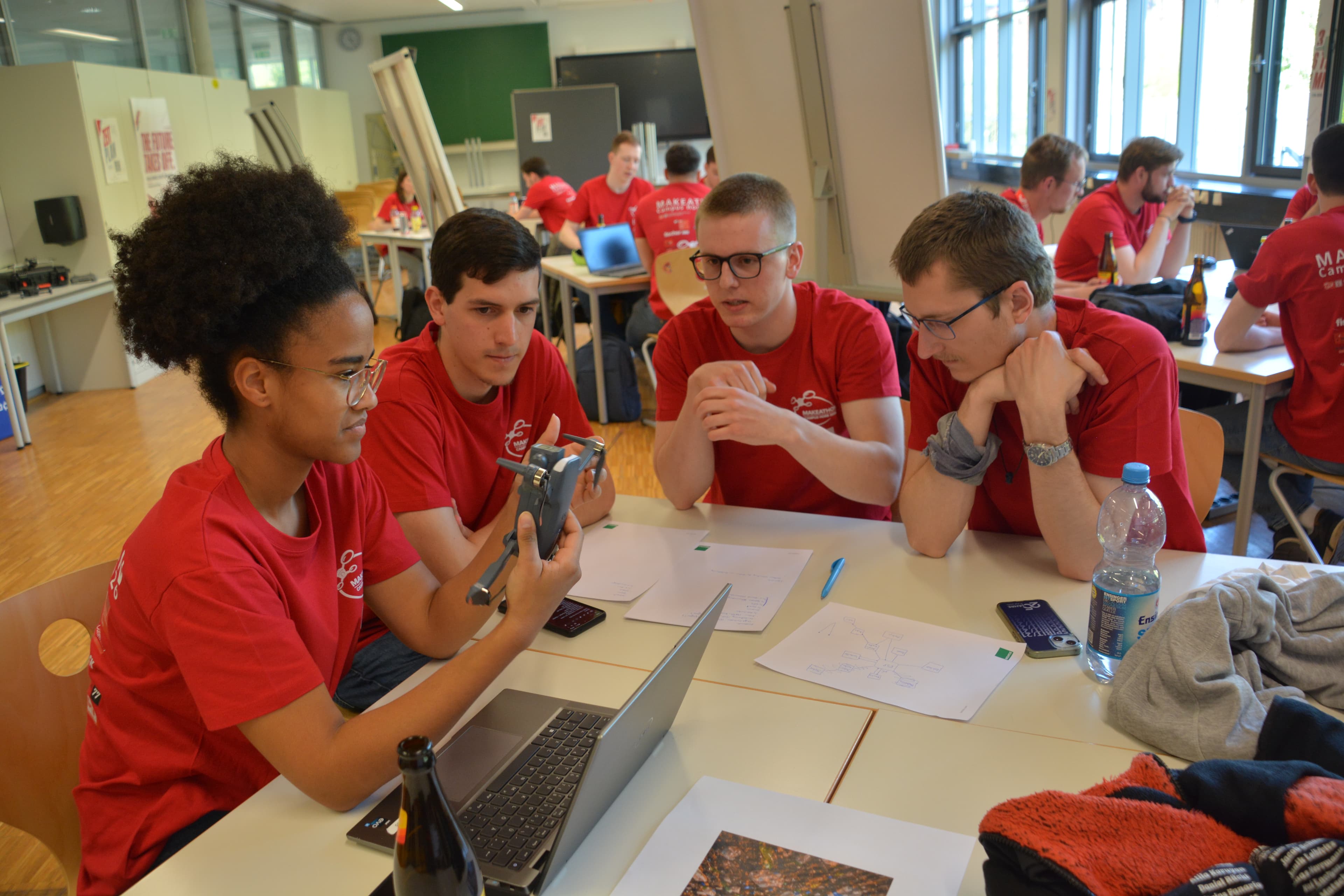 Teamarbeit zwischen Mechanik, Elektronik und Software.