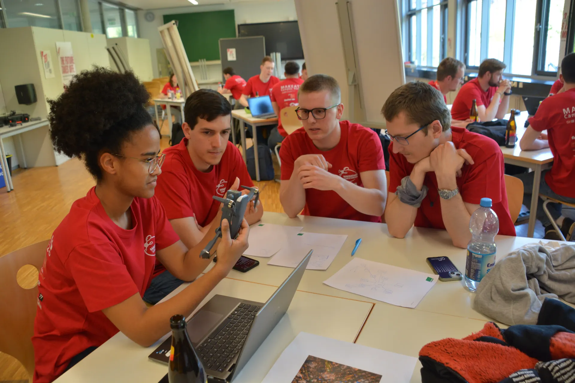 Teamarbeit zwischen Mechanik, Elektronik und Software.