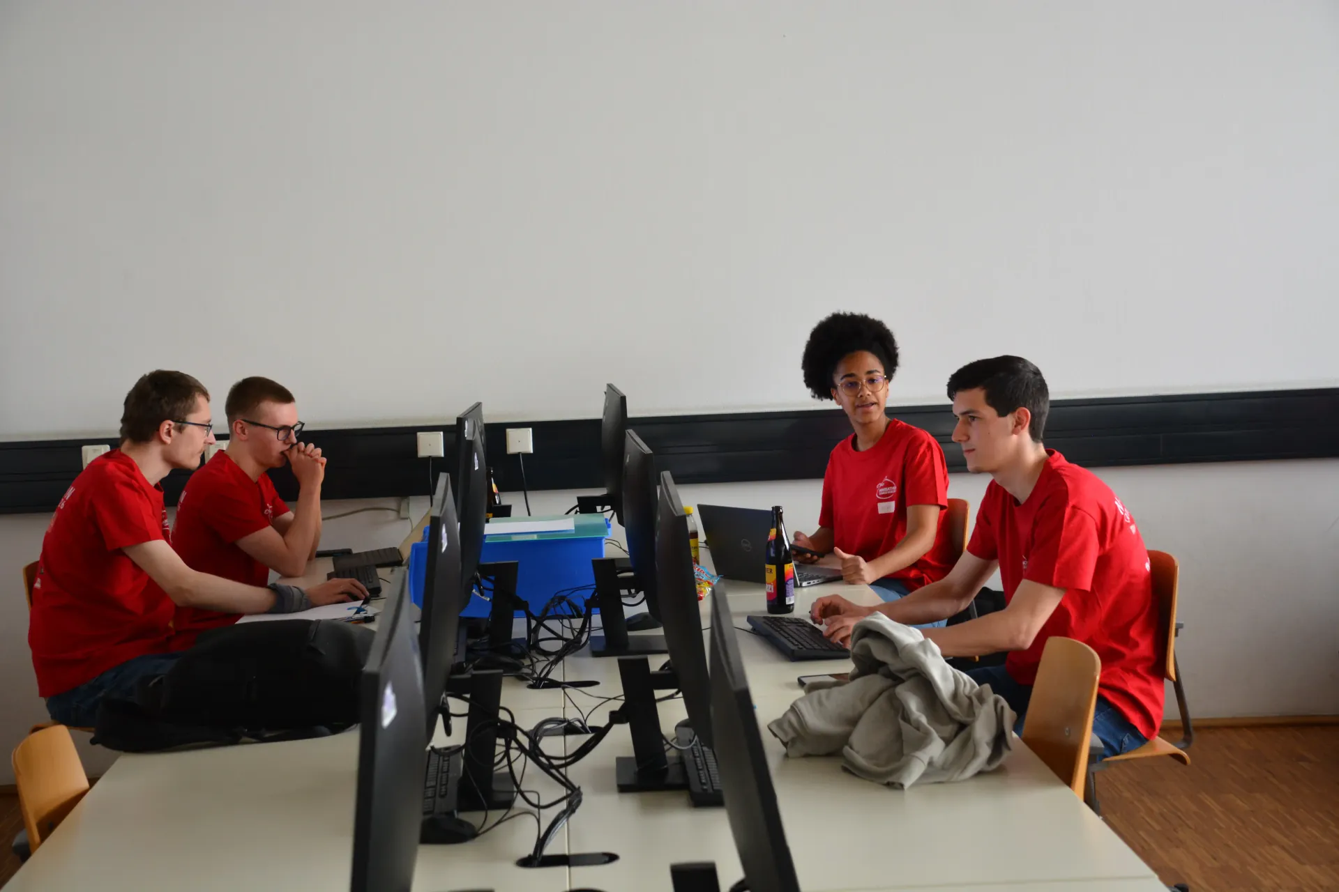 Konzentriertes Arbeiten in der Werkstatt.